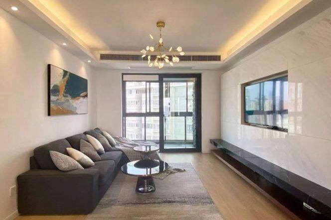 High-Floor 3BR Apartment near West Nanjing Rd Metro