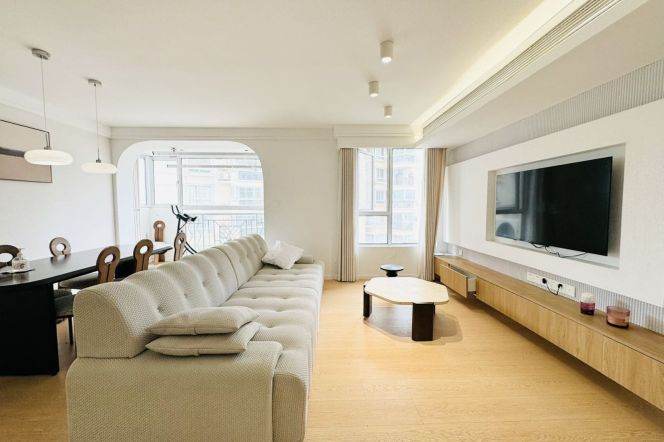 High-Floor 3BR Apartment near Shangcheng Rd Metro (L2/L9)