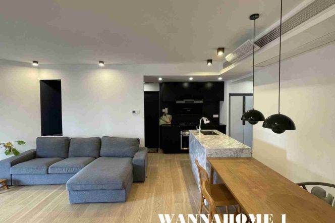 High-Floor 3BR Apartment near Jiangsu Rd Metro with Floor-to-Ceiling Windows (L2/L11)