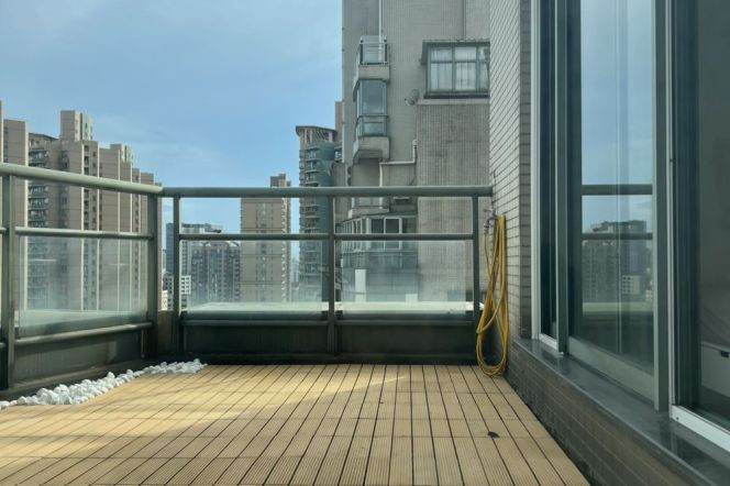High-Floor Spacious 2BR Apartment near Jiangsu Rd Metro