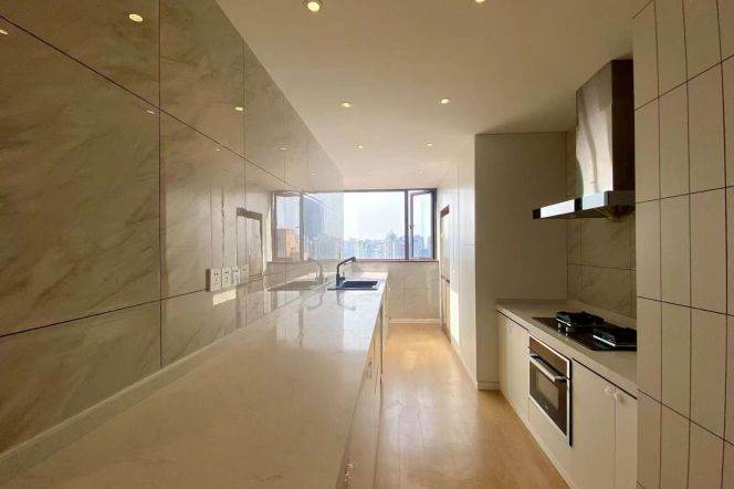 High-Floor 3BR Apartment near West Nanjing Rd Metro