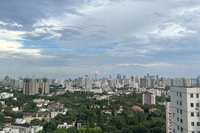 High-Floor Spacious 2BR Apartment near Jiangsu Rd Metro