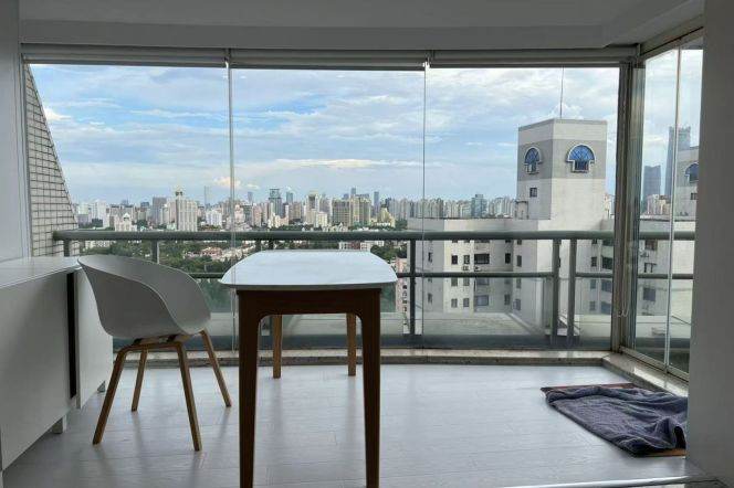 High-Floor Spacious 2BR Apartment near Jiangsu Rd Metro