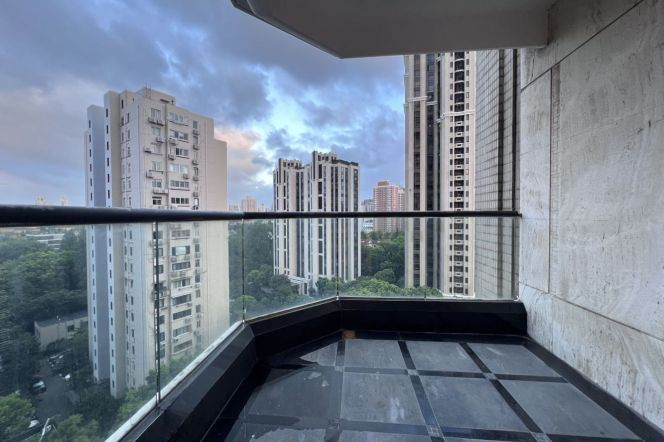 Spacious High-Ceiling 3BR Apartment near Jiaotong University Metro with Floor-to-Ceiling Windows