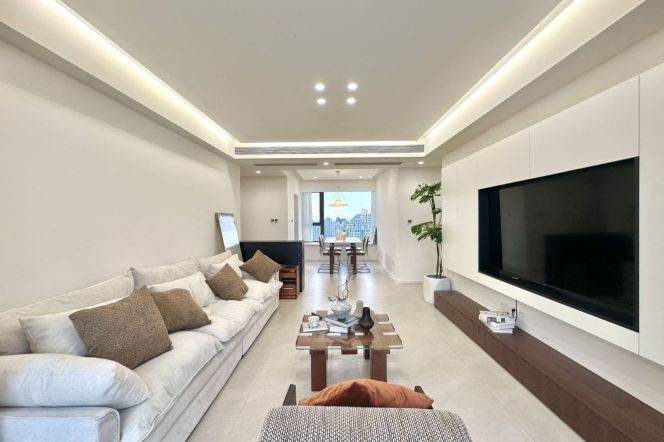 High-Floor 3BR Apartment near Changshou Rd Metro with Floor-to-Ceiling Windows
