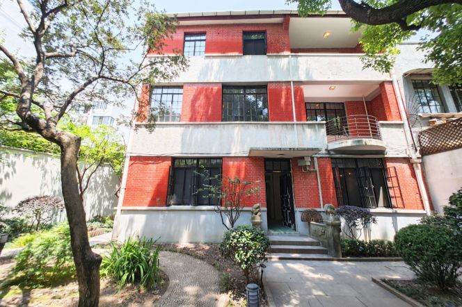 Spacious 6BR Villa in Jing'an with Terrace