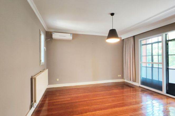 Spacious 6BR Villa in Jing'an with Terrace