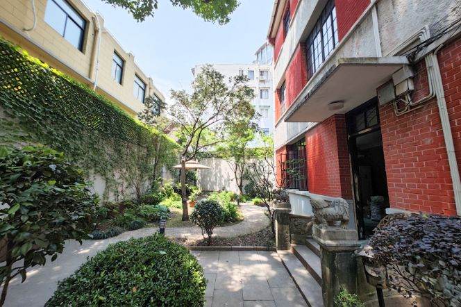 Spacious 6BR Villa in Jing'an with Terrace