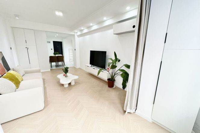 1BR Apartment in Jing'an with Terrace (L2/L11)