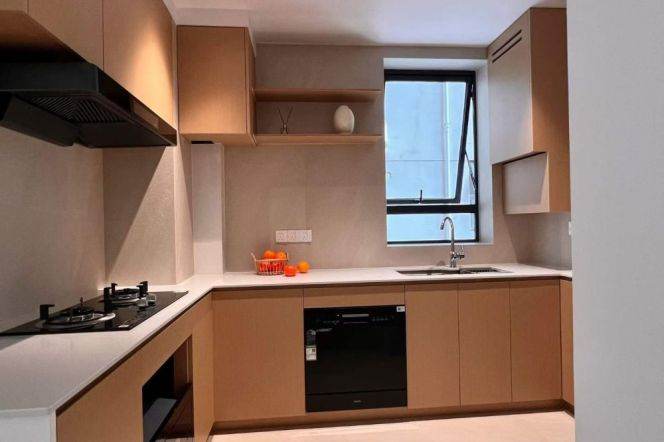 Spacious 2BR Apartment in Suzhou Creek North (L13)