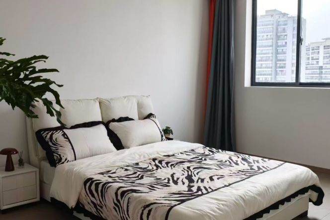 High-Floor 3BR Apartment in Xintiandi (L8/L9)