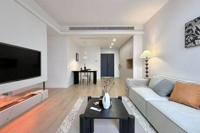 Spacious 1BR Apartment near Shanghai Railway Station Metro (L13)