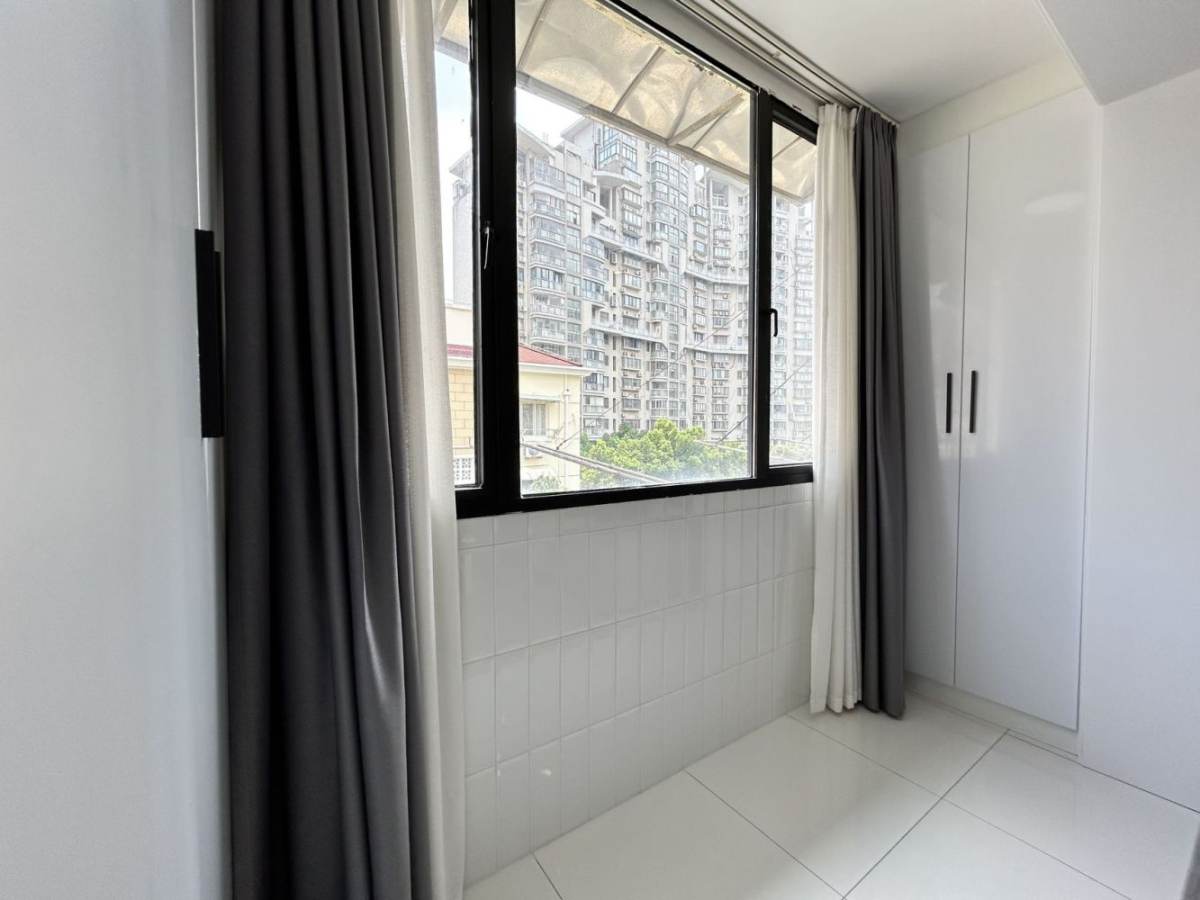 Housing image — Balcony