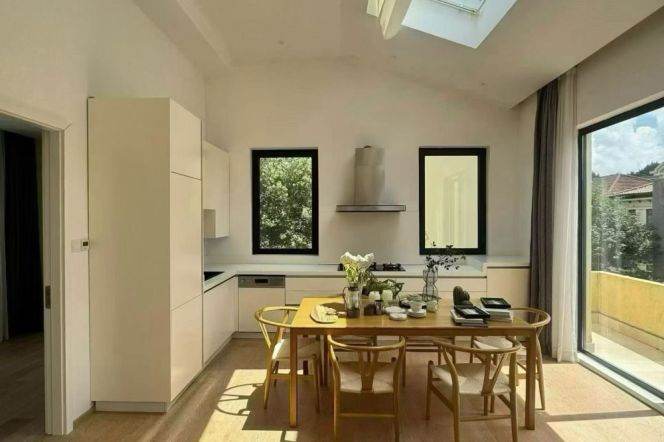 Spacious 2BR Apartment in Old Xuhui with Floor-to-Ceiling Windows (L1/L7)