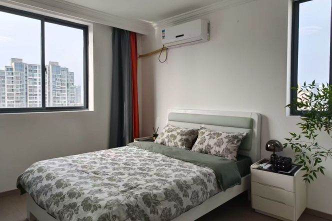 High-Floor 3BR Apartment in Xintiandi (L8/L9)