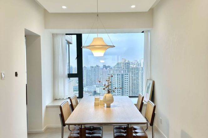 High-Floor 3BR Apartment near Changshou Rd Metro with Floor-to-Ceiling Windows