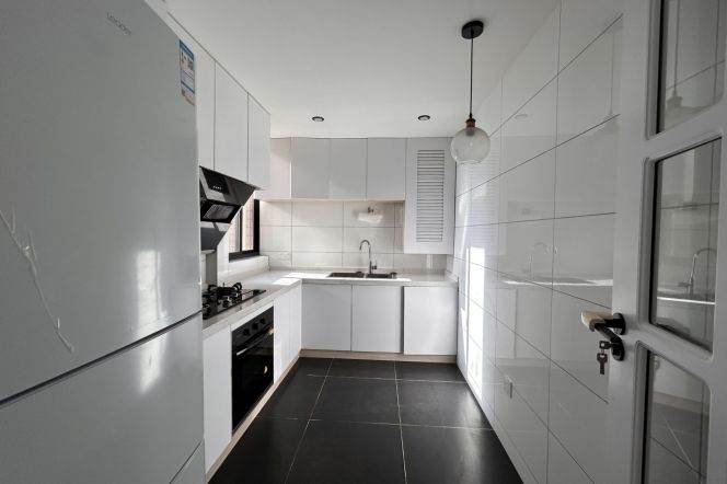High-Floor 2BR Apartment near Changping Rd Metro (L7)