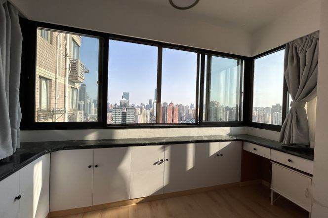 High-Floor 2BR Apartment near Changping Rd Metro (L7)
