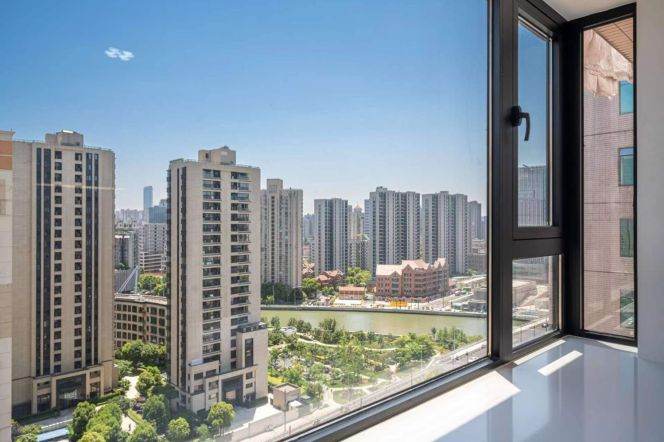 High-Floor Spacious 2BR Apartment near Shanghai Railway Station Metro (L13)