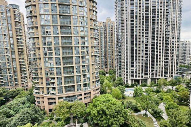 Spacious 3BR Apartment near Zhenping Rd Metro with Green View (L3/L4/L7)