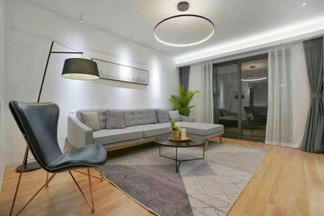 Spacious 2BR Apartment near West Nanjing Rd Metro