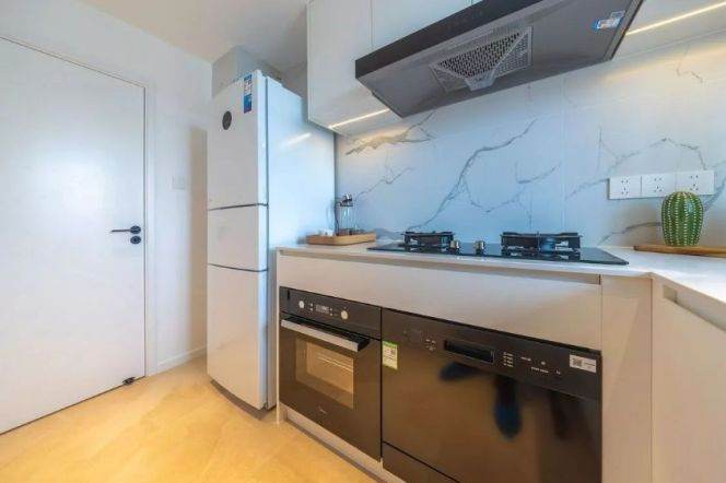 High-Floor 2BR Apartment near Changshou Rd Metro (L7/L13)