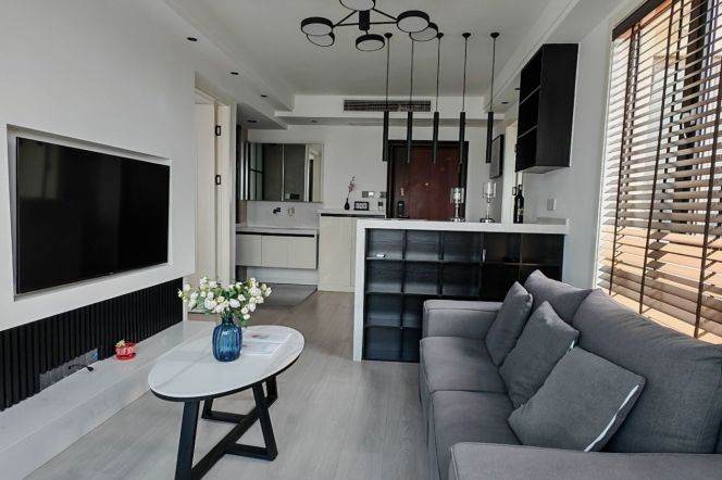 High-Floor 1BR Apartment at Top Of City (L13)
