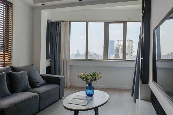 High-Floor 1BR Apartment at Top Of City (L13)