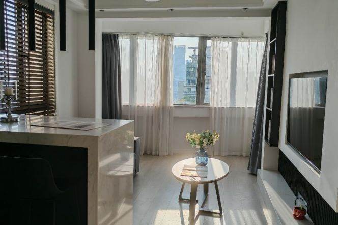 High-Floor 1BR Apartment at Top Of City (L13)