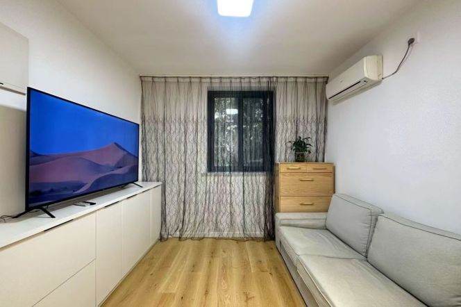 1BR Apartment in Jing'an (L7)