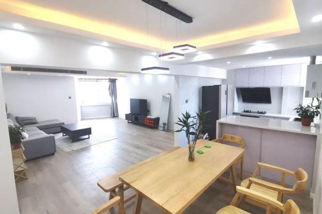 High-Floor 3BR Apartment in Jing'an