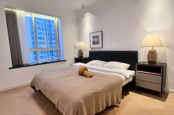 High-Floor 2BR Apartment in Xujiahui