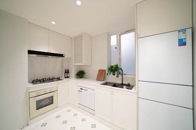 High-Floor Spacious 2BR Apartment near Xintiandi Metro (L9/L13)