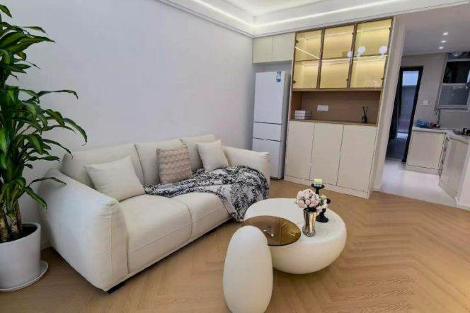 1BR Apartment in Gubei with Terrace (L10)