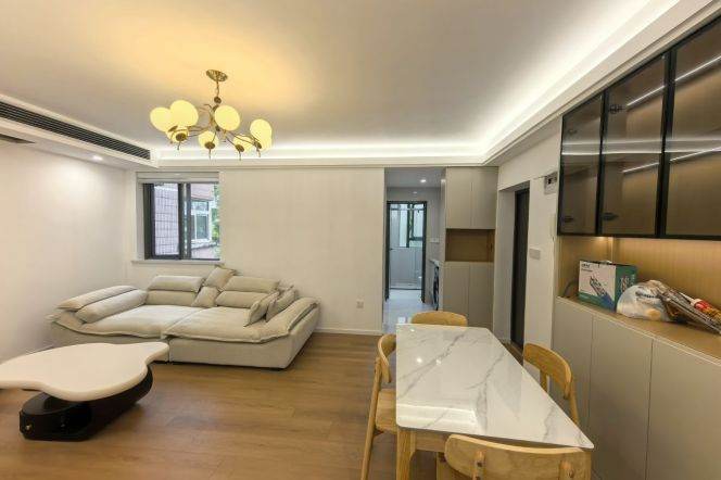 Spacious 2BR Apartment near Zhongshan Park (L2/L3/L4)