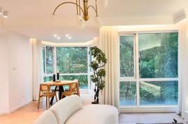 3BR Apartment near Yishan Rd Metro with Floor-to-Ceiling Windows (L3/L4/L9)