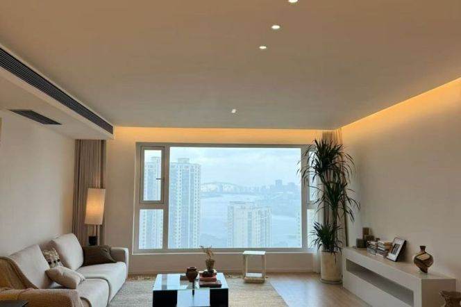 High-Floor 4BR Apartment at Shanghai Bay