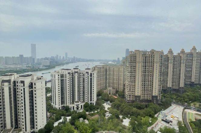 High-Floor 4BR Apartment at Shanghai Bay