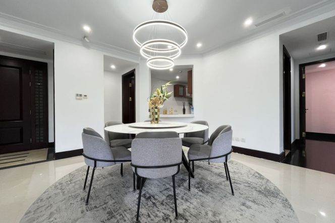 Spacious High-Ceiling 3BR Apartment near Jiaotong University Metro with Green View (L10/L11)