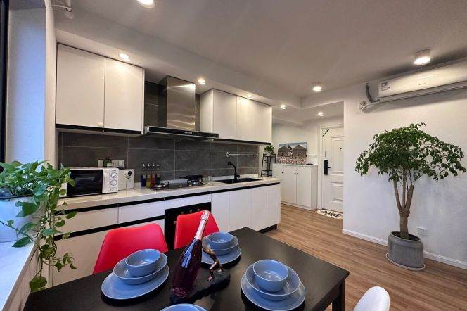 High-Floor Spacious 1BR Apartment in Jing'an (L2/L11)