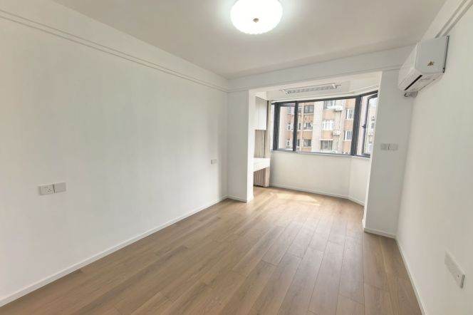 Spacious 2BR Apartment near Zhongshan Park (L2/L3/L4)