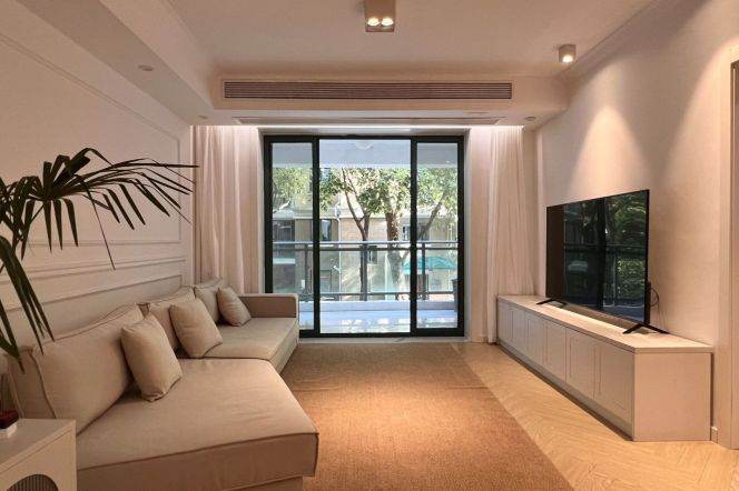 Spacious 2BR Apartment near West Yan'An Rd Metro