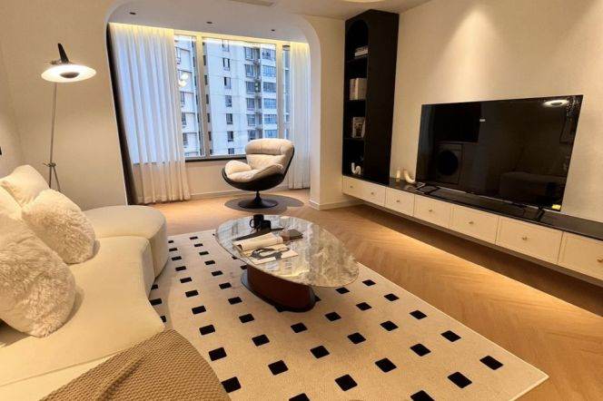 High-Floor 2BR Apartment in Xujiahui