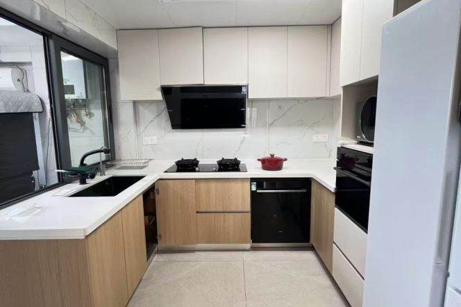 High-Floor Spacious 2BR Apartment near Jiaotong University Metro