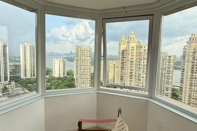 High-Floor 4BR Apartment at Shanghai Bay