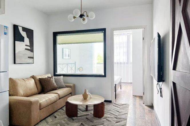 1BR Apartment in Jing'an (L7)