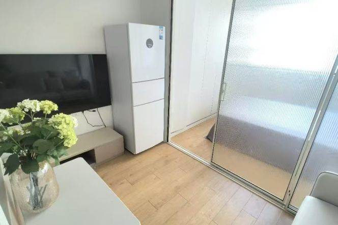 1BR Apartment in Jing'an (L7)