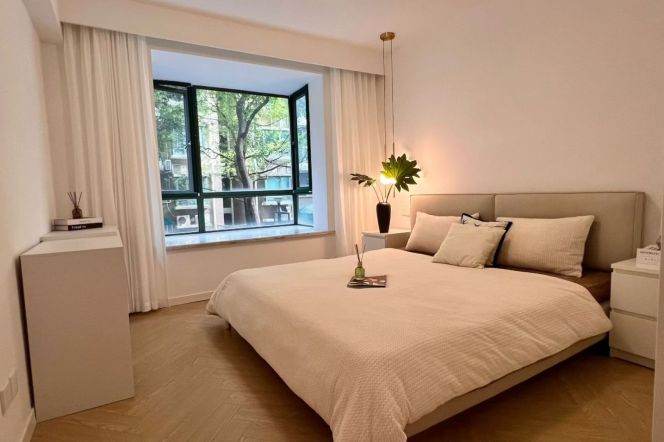 Spacious 2BR Apartment near West Yan'An Rd Metro