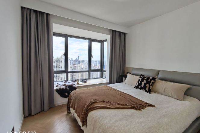 High-Floor 2BR Apartment in Suzhou Creek North with Outstanding View (L7/L13)