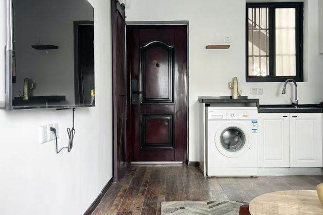 1BR Apartment in Jing'an (L7)